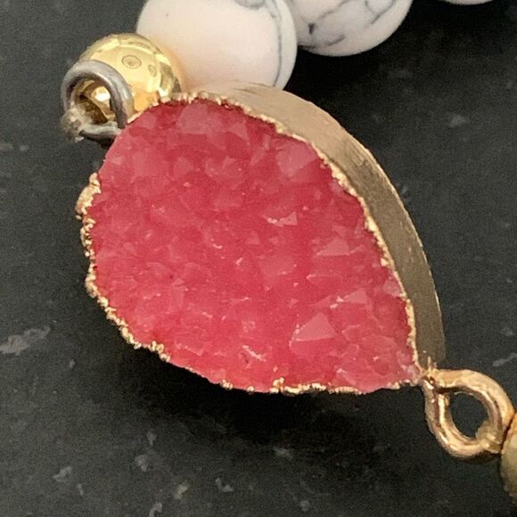 Bold Red Faux Druzy Stone Bracelet with Gold-Tone & Howlite Beads - Stretch New - Picture 8 of 9